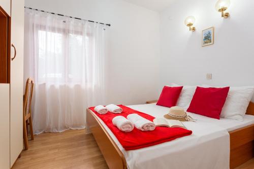 Sunset Apartments Mate