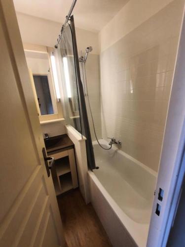 une salle de bain avec une douche, une baignoire et un lavabo dans l'établissement Résidence Les Parcs de Grimaud - maeva Home - Appartement 3 Pièces 6 Personnes - Confort MAE-3352, à Grimaud