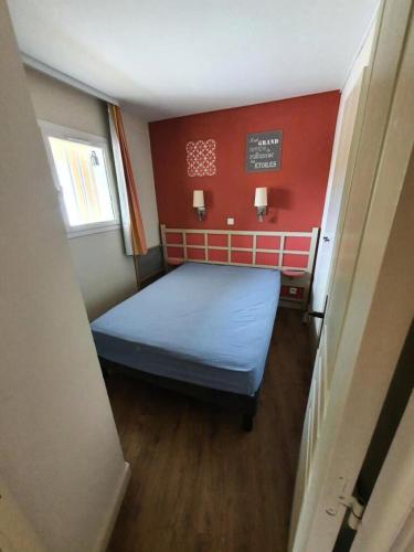 - une petite chambre avec un lit bleu dans l'établissement Résidence Les Parcs de Grimaud - maeva Home - Appartement 3 Pièces 6 Personnes - Confort MAE-3352, à Grimaud