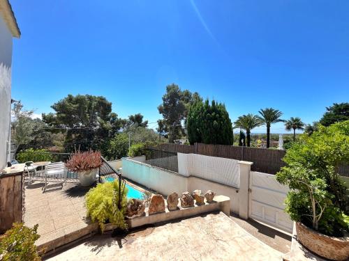 a backyard with a swimming pool and a fence at Casa Limón in Palma de Mallorca