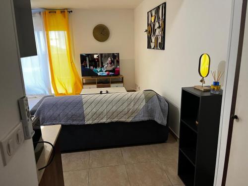 Postel nebo postele na pokoji v ubytování NANA- Appartement B23-Cuisine équipée- WIFI- CLIM-Terrasse