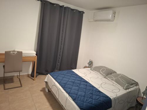 Postel nebo postele na pokoji v ubytování NANA- Appartement B23-Cuisine équipée- WIFI- CLIM-Terrasse