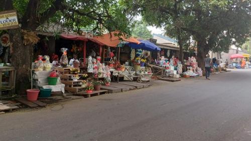 una strada con un mercato con molti articoli esposti di Irina Blessed Homes Bonanjo a Douala