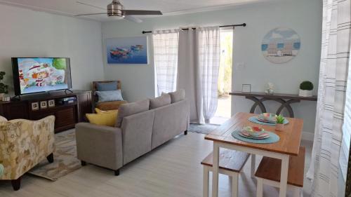 Μια τηλεόραση ή/και κέντρο ψυχαγωγίας στο Beach Getaway,Walk orBike to beach,Fenced for doggie, Large Driveway