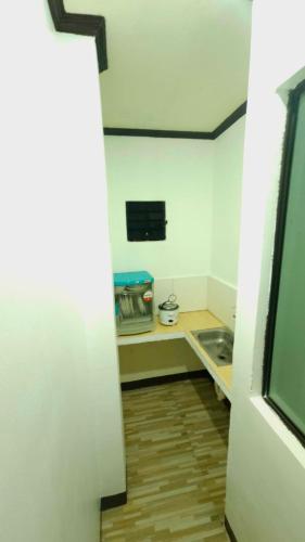 ゼネラル・ルナにあるChana IAOのシンクとカウンターのある小さなキッチン