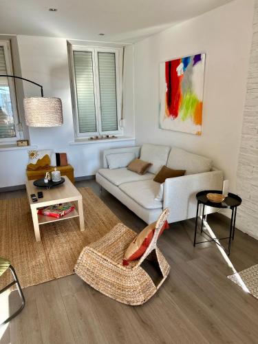 un salon avec un canapé et une table dans l'établissement A deux pas des grains de sable, à Le Portel