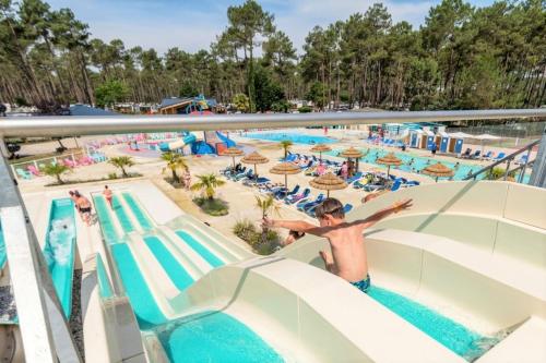MH 467 Isalisa 3chambres et 1 salle de bain dans camping 4 étoiles avec PARC AQUATIQUE