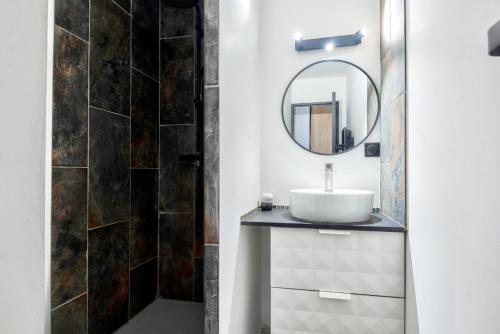 une salle de bain avec un lavabo et un miroir dans l'établissement Village Pont Royal en Provence - maeva Home - Appartement moderne et climatisé 2 pièces 4 personnes - Prestige - super Home MAE-0581, à Mallemort
