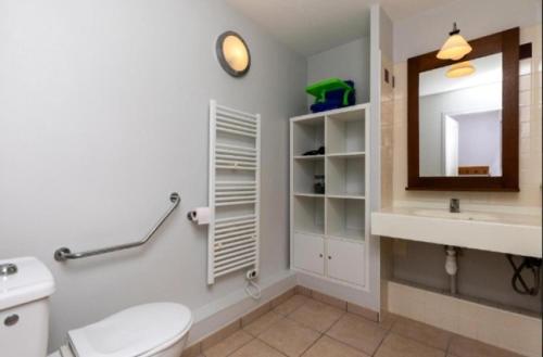 une salle de bain avec toilettes, lavabo et miroir dans l'établissement Village Moliets - maeva Home - Appartement 2 pièces 5 personnes - Prestige MAE-7051, à Moliets-et-Maa