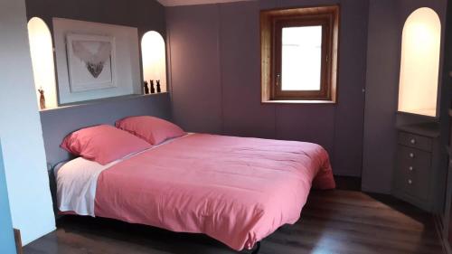 - une chambre avec un lit rose et 2 oreillers dans l'établissement Gîte Maisonnette - Maison 2 pièces 4 personnes MAE-8841, à Le Soulié