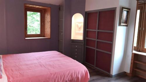 - une chambre avec un lit rose et une fenêtre dans l'établissement Gîte Maisonnette - Maison 2 pièces 4 personnes MAE-8841, à Le Soulié