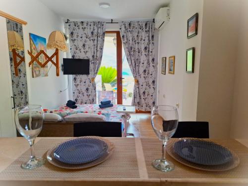 TV a/nebo společenská místnost v ubytování Kadena Apartments
