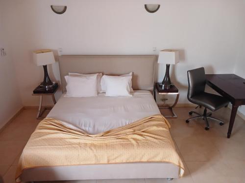 Ein Bett oder Betten in einem Zimmer der Unterkunft Sen hôtel