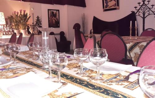une table avec des verres à vin dessus dans l'établissement Le Château - maeva Home - Villa 10 pièces 18 personnes MAE-5541, à Le Soulié