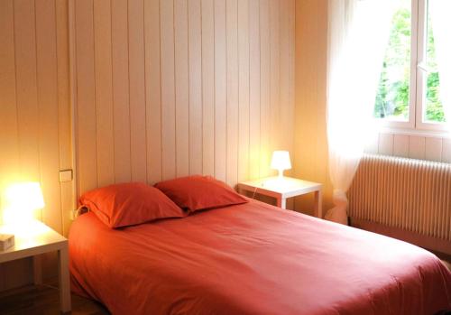 - une chambre avec un lit rouge et deux lampes dans l'établissement Gîte Maison - Maison 4 pièces 6 personnes MAE-8901, à Le Soulié