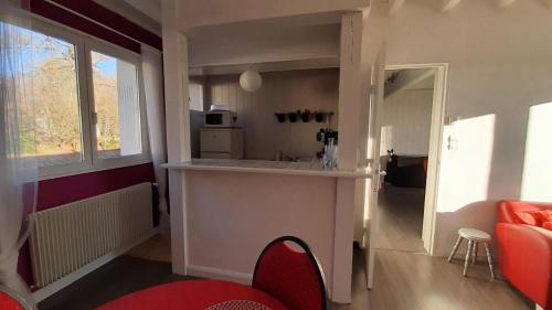 un salon avec un comptoir et une cuisine dans l'établissement Gîte Maison - Maison 4 pièces 6 personnes MAE-8901, à Le Soulié