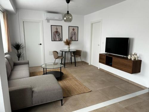 Μια τηλεόραση ή/και κέντρο ψυχαγωγίας στο Apartamentos RoMar Campillos