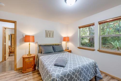 DemingにあるMt Baker Lodging Cabin 61MBR - A delightful 1 story, 3 bedroom, 2 bath cabinのベッドルーム1室(ベッド1台、ランプ2つ、窓付)