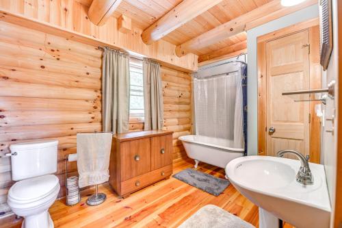 un bagno con un water, un lavandino e una vasca di Lakefront Corinth Log Home Private Dock, Fire Pit a Lake Luzerne
