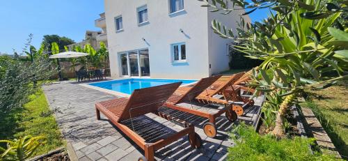 Gallery image of Aparthouse with pool in Solin