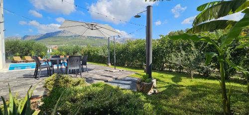 Gallery image of Aparthouse with pool in Solin