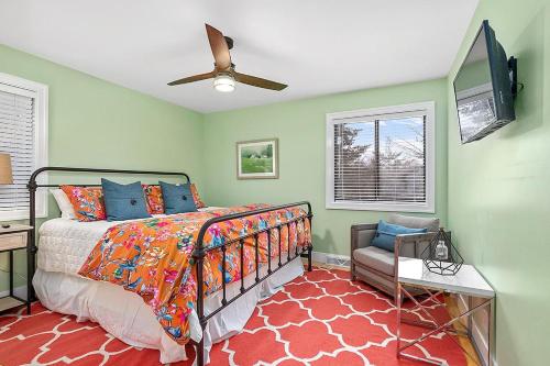 une chambre avec un lit et un ventilateur de plafond dans l'établissement Main Stay Cottage, à Saugatuck