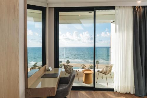 Una sala de estar con vista al mar. en מלון אלמרה Almera Hotel, en Bat Yam