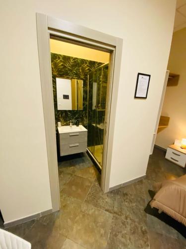 a bathroom with a sink and a mirror at B&B l'angoletto in Trebisacce