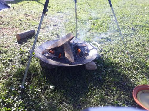 Kemudahan BBQ tersedia untuk tetamu di perkhemahan ini