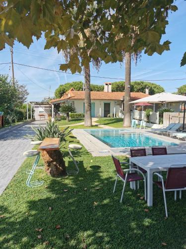 a table and chairs next to a swimming pool at villa eri in Kalamákion