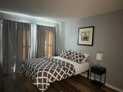 a bedroom with a bed and a window at October Deal Only 97 Dollars 3-Bedroom Family Condo, Pool & More - Just 12 Mins to Disney! Cortile in Kissimmee
