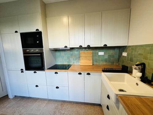 Η κουζίνα ή μικρή κουζίνα στο Two bedroom apartment 150m from the beach