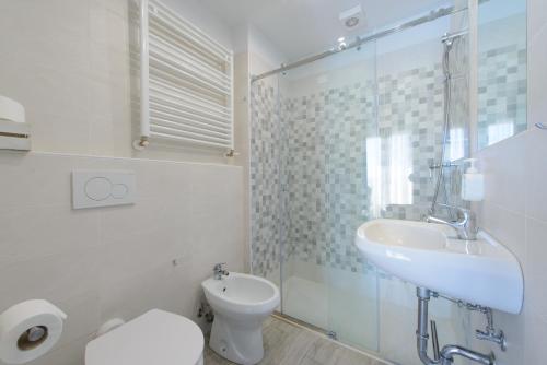 Bilik mandi di Nautic Beach Hotel