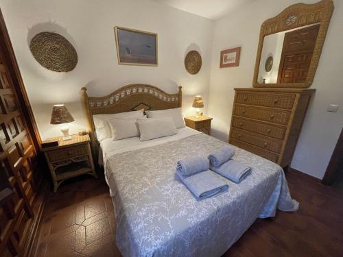 Un dormitorio con una cama con dos toallas encima. en Lourdes House Beach, en Caleta de Vélez