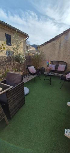 Proche d'Uzès la Terrasse du soleil levant