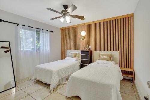 Postel nebo postele na pokoji v ubytování Coastal Charm Cozy Private Home in Cape Coral