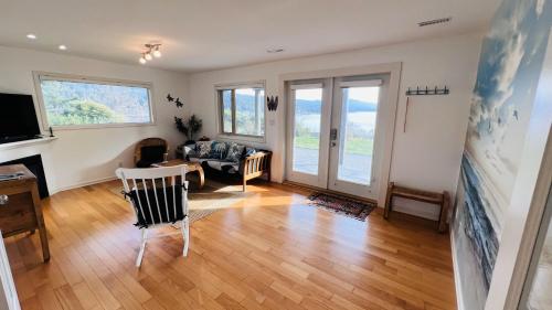 Posezení v ubytování Oceanfront Garden Suite - Stunning Views & Wildlife