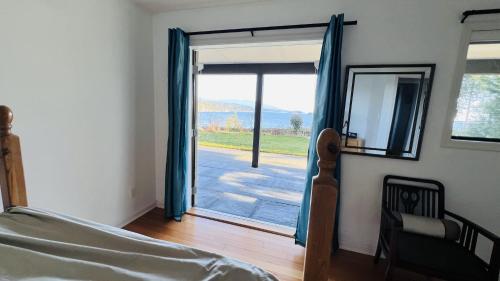 Ένα ή περισσότερα κρεβάτια σε δωμάτιο στο Oceanfront Garden Suite - Stunning Views & Wildlife