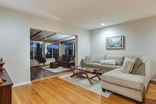 Ein Sitzbereich in der Unterkunft Cincinnati Home, Patio with Downtown Views!