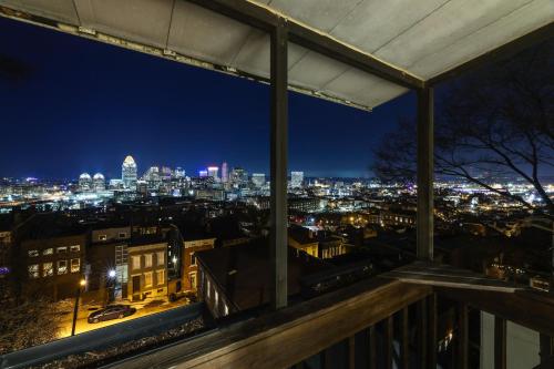 Ein Balkon oder eine Terrasse in der Unterkunft Cincinnati Home, Patio with Downtown Views!