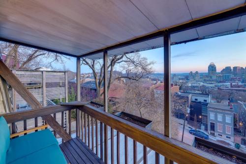 Ein Balkon oder eine Terrasse in der Unterkunft Cincinnati Home, Patio with Downtown Views!
