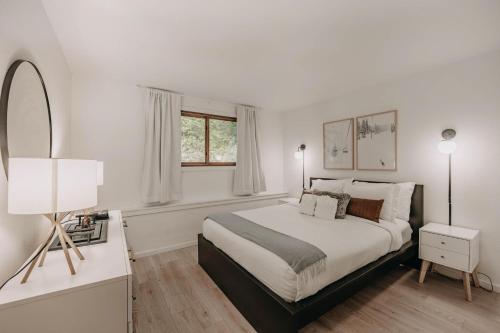 Ένα ή περισσότερα κρεβάτια σε δωμάτιο στο Snowater Condo 64 - Welcome to Pet Friendly Camp Kulshan