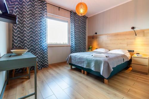 a bedroom with a bed and a large window at MONTEZERA Butikowe Ekspedycje Sauna i Widok in Piechowice