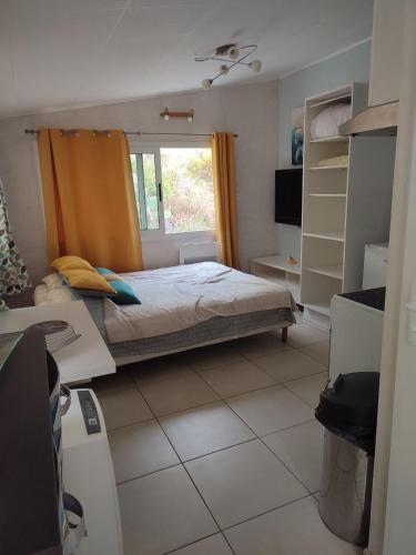 une chambre avec un lit et une fenêtre dans l'établissement Rose Corse, à Santa-Maria-Figaniella