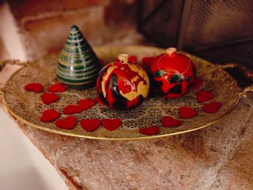a plate with hearts and a christmas tree and decorations at Dimora del Sole in Passignano sul Trasimeno