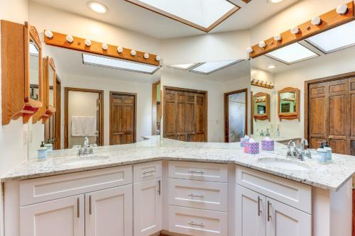 博尔德2 Mi to CU Boulder Townhome with Private Deck!的配有两个水槽和一面大镜子的浴室