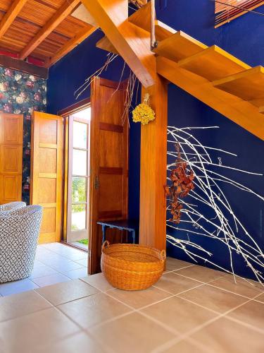 a room with a blue wall and a basket at Pousada Borghetto – Charme e Exclusividade no Vale dos Vinhedos in Bento Gonçalves
