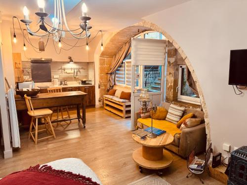 un salon avec un canapé et une table dans l'établissement La Chaumière, centre historique, fibre, ESS, rez-de-chaussée, BedinShop, à Romans-sur-Isère