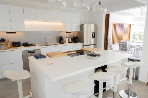 THE VIEW - Magnifique Villa face à la Merにあるキッチンまたは簡易キッチン