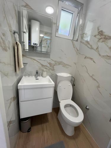 Koupelna v ubytování Green oasis for Two, 30 meters from sea